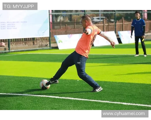 小男孩足球球星奋力奔跑瞬间捕捉高清图片展现青春活力与球场魅力