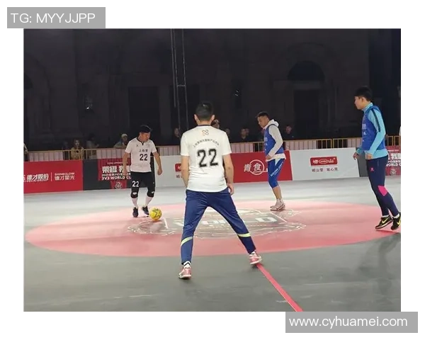 当红球星低调现身街头足球赛场引发路人热情围观与欢呼